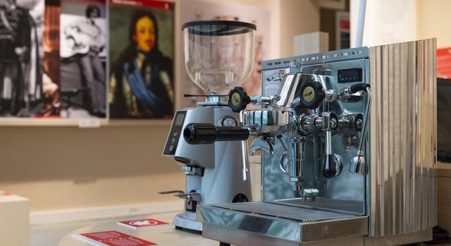 A teveabraktól a modern eszpresszókig: átfogó kávétörténeti kiállítást nyitott a Közlekedési Múzeum