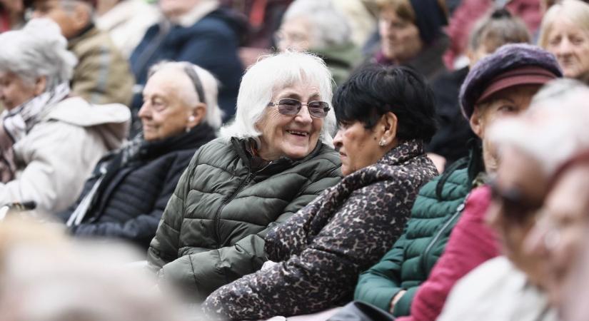 A szépkorúaknak tartottak húsvétváró ünnepséget Győrben - fotók, videó