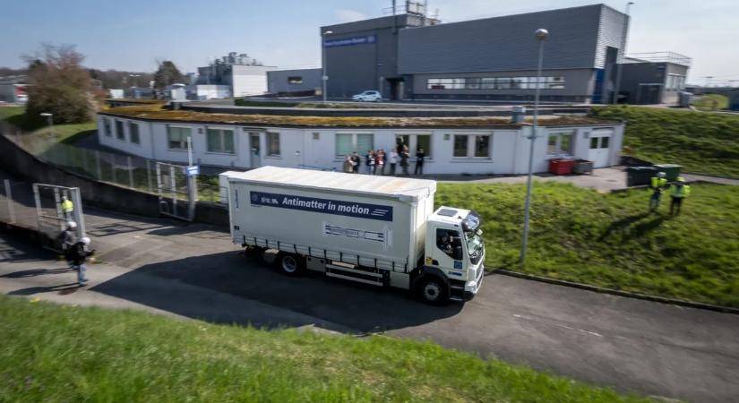 Valami történik: rejtélyes anyagot szállító kamion jelent meg az utakon
