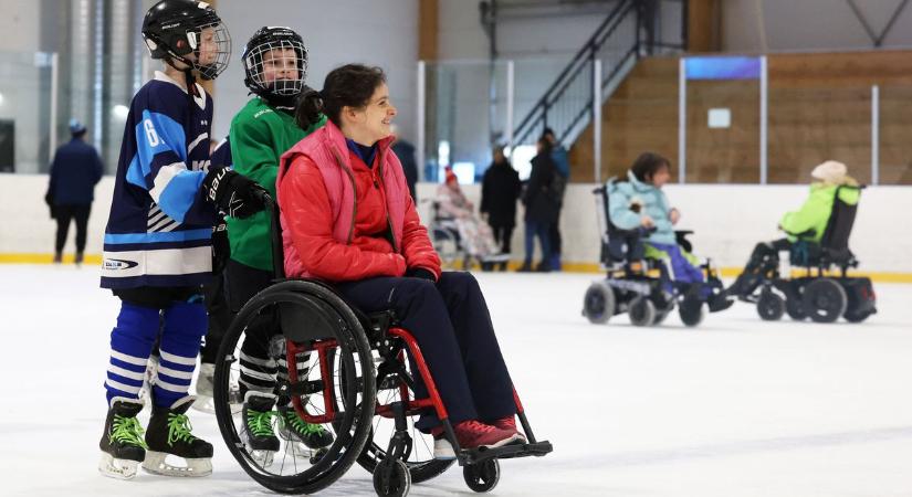 Újraéledt a hagyomány Kaposváron: jégre vitte a LáriFári a mozgáskorlátozottakat