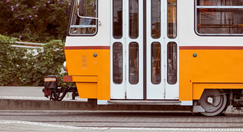 Ütközés után kisiklott egy villamos Budapesten