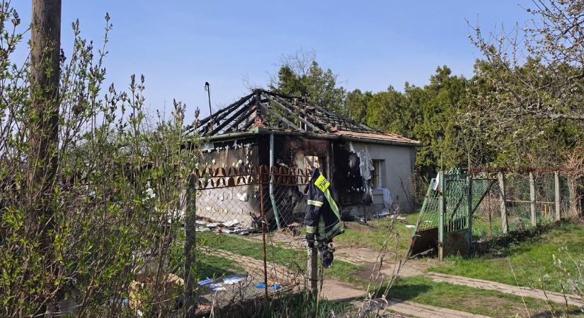 Megrázó fotók érkeztek a leégett vámosgyörki családi házról
