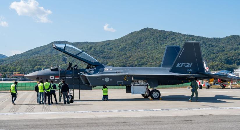 Dél-Korea a világ legnagyobb hadiipari exportőre lett, most saját vadászgéppel lép a világpiacra – az amerikai F-35 riválisa lehet a KF-21 Boramae