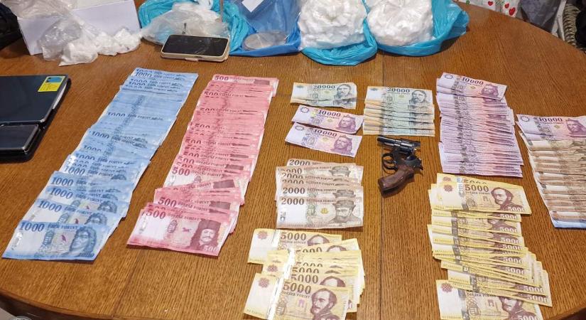 Kömlői szórakozóhelyen árultak drogot, bezáratta a helyet a rendőrség - VIDEÓ