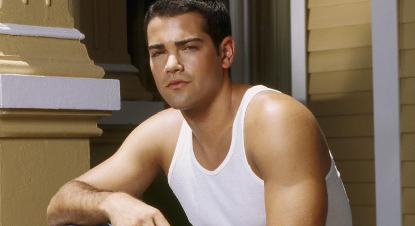 20 év után felfedte a titkot: ezért rúgták ki váratlanul a Született feleségekből a sorozat sztárját