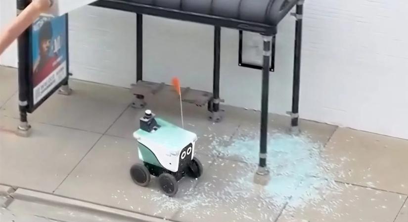 Ételfutár robotok tettek tönkre több buszmegállót Chicagóban