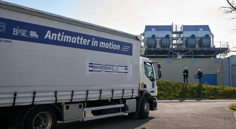 Mérföldkő a fizikában: először sikerült antianyagot szállítani