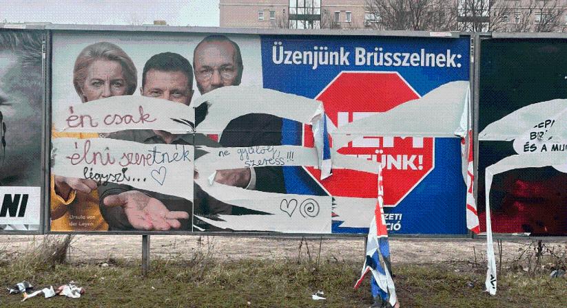 A rendőrség büntetőeljárást indított egy tanárnő ellen, aki közéleti üzeneteket írt a megrongált plakátokra