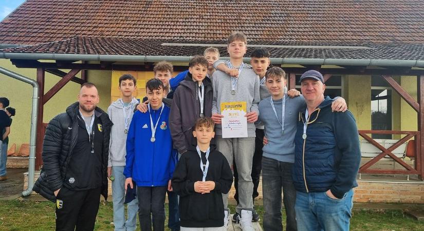 Brutális menetelés Ruzsán: veretlenül jutottak a megyei döntőbe a diákok