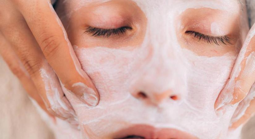 Feszesíti az arcbőrt, csökkenti a pigmentfoltokat: tavasszal időszerű a hámlasztó kezelés