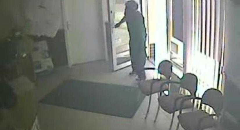 Fegyverrel raboltak bankot Debrecenben - nem várt fejlemény érkezett az ügyekben - videóval!