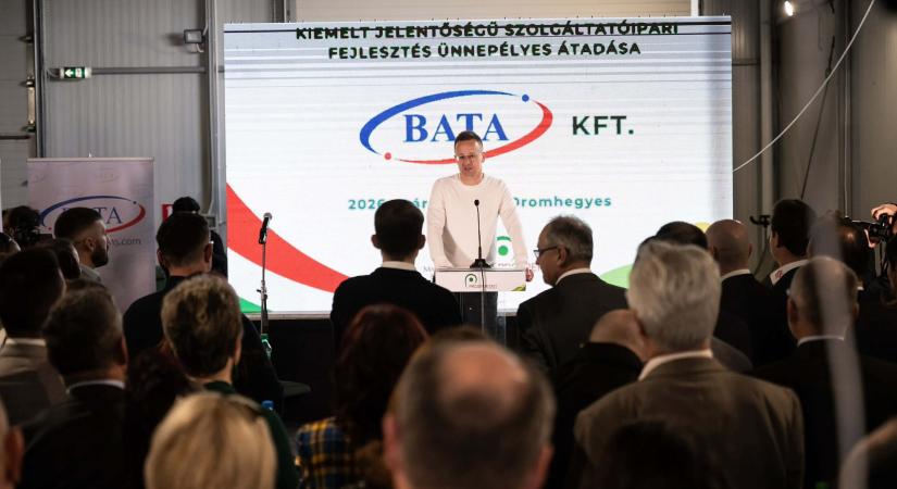 Szijjártó Péter: elutasítunk minden olyan kísérletet, amely éket verne az anyaországi és a külhoni magyarok közé