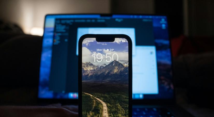 Nem látványos, mégis fontos: ezt hozza az iOS 26.4 az iPhone-okra, és így költözik az MI az autókba