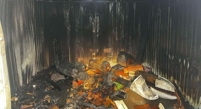 Döbbenetes fotók érkeztek: minden korom feketévé vált a szolnoki garázstűzben