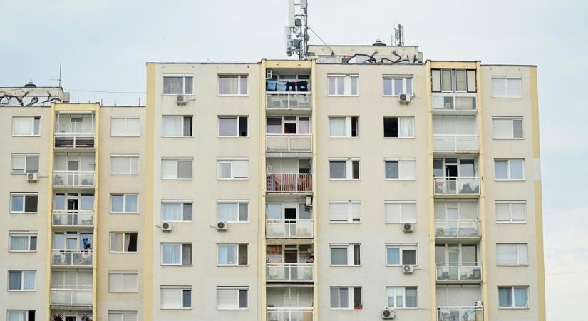 Kizuhant a negyedikről egy másfél éves gyermek Kecskeméten