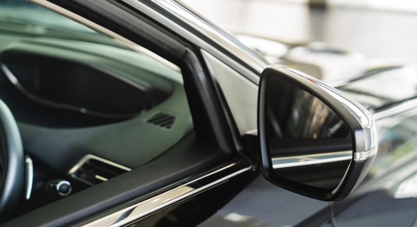 Hiába várják a méregdrága járműveket a vevők: elképesztő helyeken vesztegel a rengeteg Ferrari és Rolls-Royce