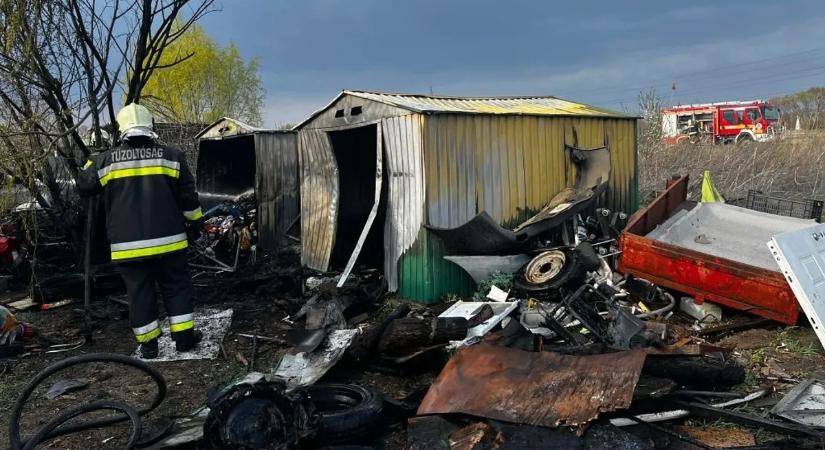 Garázstűzhöz riasztották a tűzoltókat, mindent felemésztettek a lángok