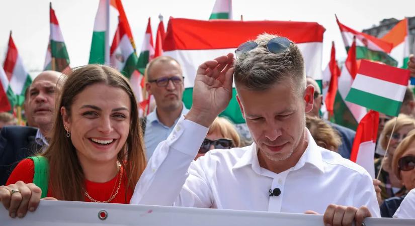 Magyar Péter nyilvánosságra hozott egy nyomozati iratot, ami szerint Vogel Evelin NER-hez köthető figurákkal egyeztetett a zsarolási ügyében