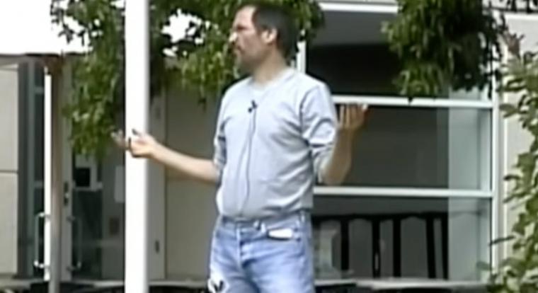 Kikerült egy 1999-es videó Steve Jobs-ról, amiben tisztán látszik a zsenije