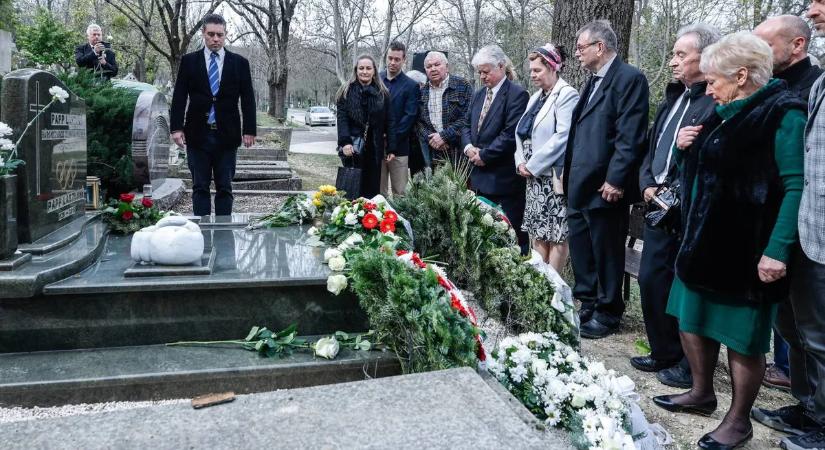 Megemlékezések Papp László sírjánál és köztéri szobrainál