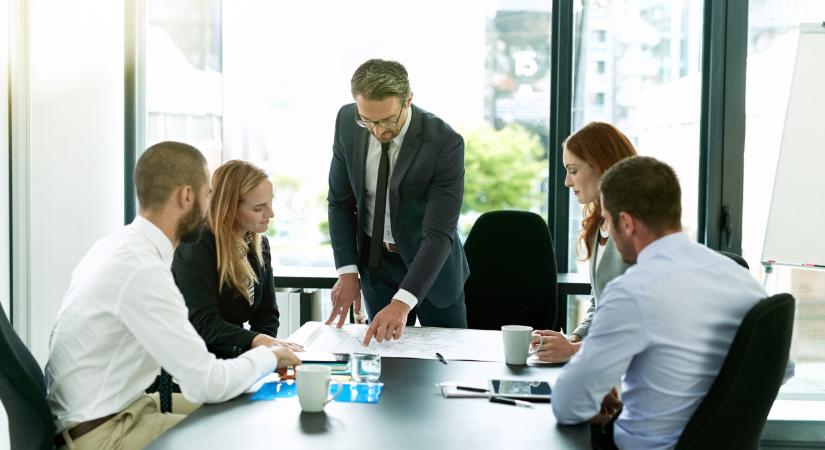 Temérdek magyar dolgozó bukhatja a béremelést: kiderült, mibe öntik most a pénzüket a vállalatok