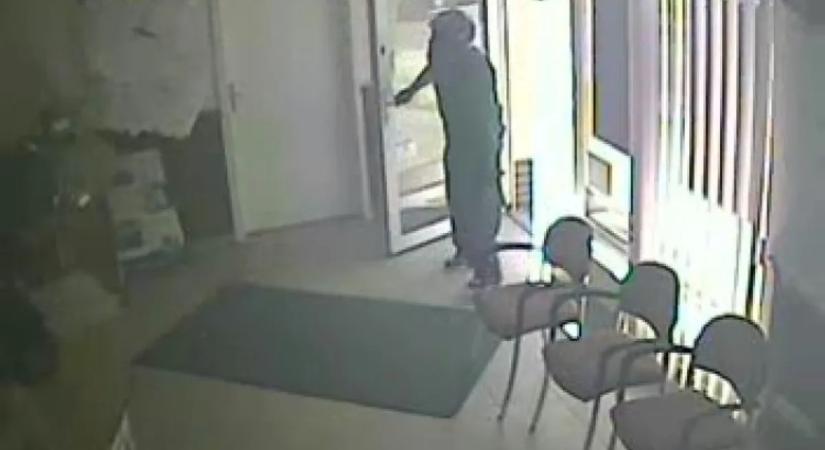 Így próbálta kirabolni a debreceni bankot egy pancser fegyveres rabló - videó