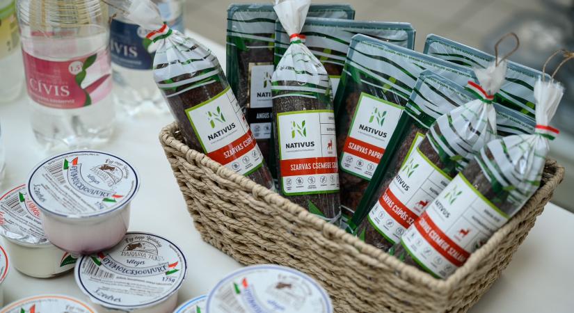 Kiugrási lehetőség a magyar kisvállalkozásoknak: helyi élelmiszerek országos programban kerülhetnek az Auchan polcaira