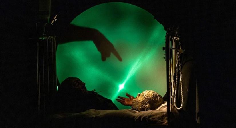 A cseh Divadlo Líšeň újra Szombathelyen: a kegyetlen és gyöngéd vendégjátékra felnőtteket vár a Mesebolt Bábszínház