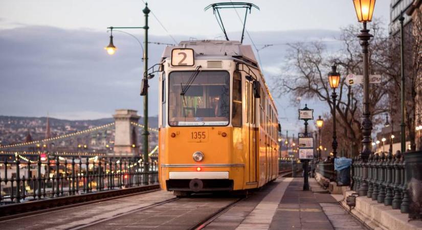 Villamos ütközött, majd kisiklott a belvárosban: teherautóval karambolozott