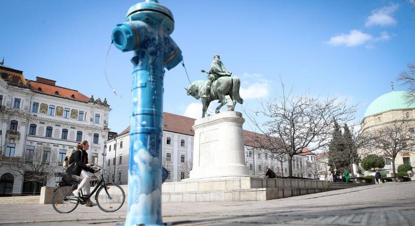 Nem fogod elhinni, mi jelent meg Pécs utcáin – tűzcsapok, amikre mindenki rácsodálkozik