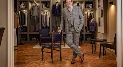 „Olyan öltönyt készítek, ami 30 évig öltöny marad” – Gangel Benjámin Férfiszabóságánál jártunk