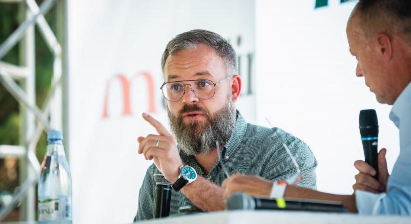 „Önérzetes a kis lator… Egy kém vagy, ember” – Orbán Balázs úgy kommentelt Panyi Szabolcs posztja alá, mintha már névleg sem lenne több egy mezei választónál