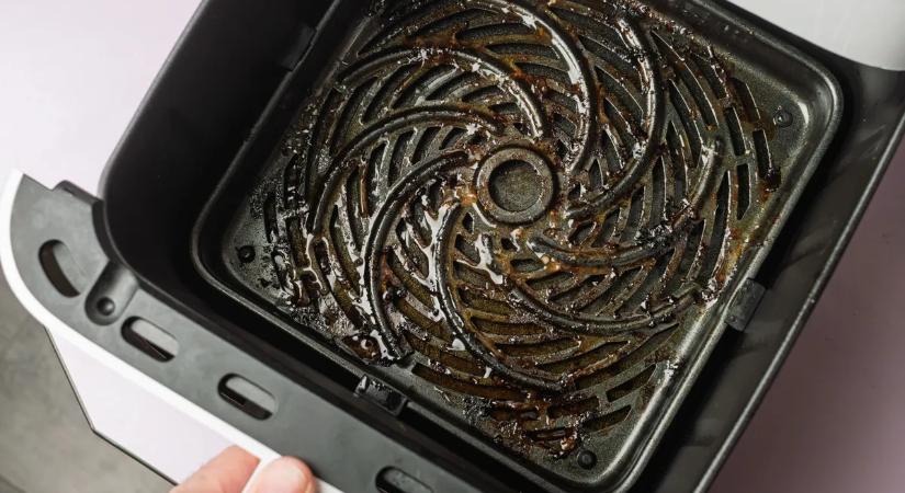 Bár korábban is tudtuk volna: ezzel a pofonegyszerű trükkel pillanatok alatt tiszta lesz az air fryer