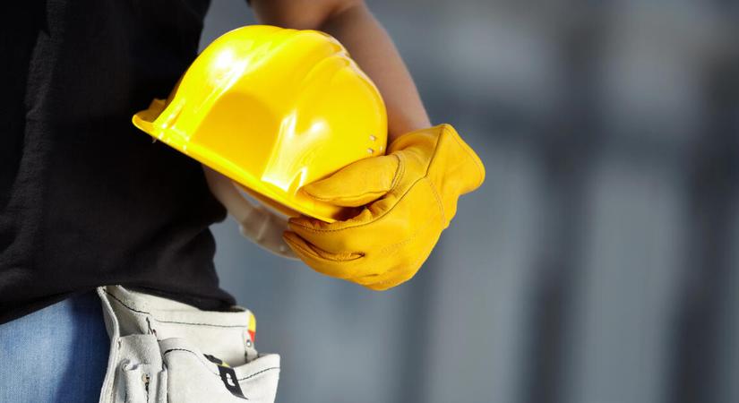 Egyre nehezebb szakembert találni: már közel két hónap a várakozás