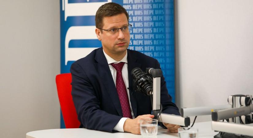 Videóinterjú: Gulyás Gergely a szombathelyi utakról, védett benzinárakról