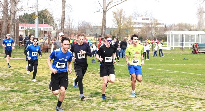 Több mint ötszáz diák versenyzett Szekszárdon a mezei futás diákolimpián (galéria)