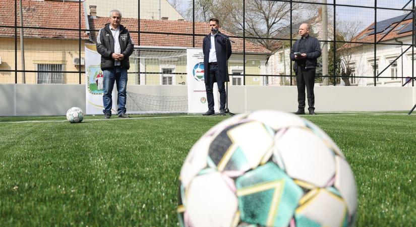 Hihetetlen átalakulás: Nemrég még életveszélyes volt a felsővárosi focipálya – most már versengenek érte az iskolák