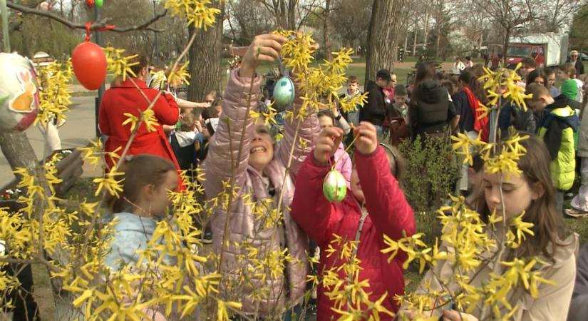 Közösen öltöztették húsvéti díszbe a Liget teret a gyerekek