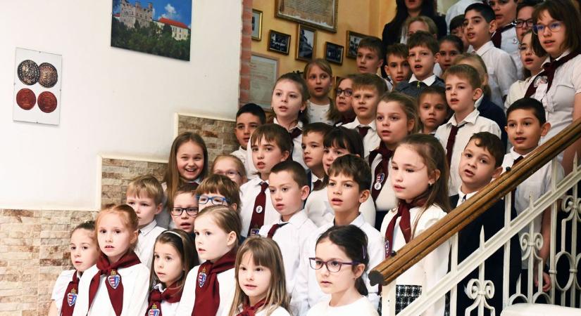 Iskolájuk 350 éve született névadójára emlékeztek a Rákóczi-diákok Szolnokon – galériával