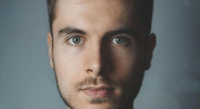 Hogyan lehet harmonikusan összehangolni a fejformát és a hajbeültetést?