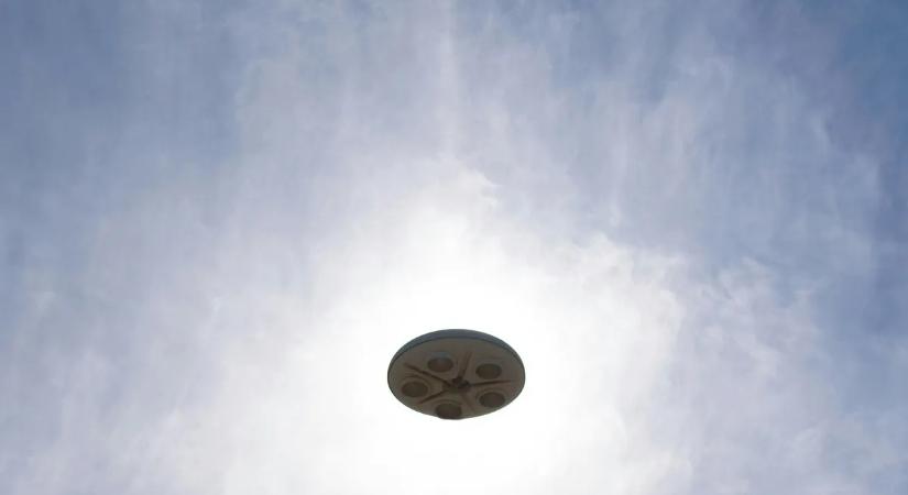 Kosárlabda méretű UFO bukkant fel a gép mellett - a pilóták is sokkot kaptak