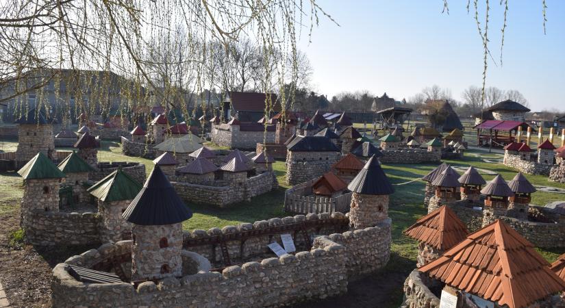 Új attrakciókkal nyit a dinnyési Várpark