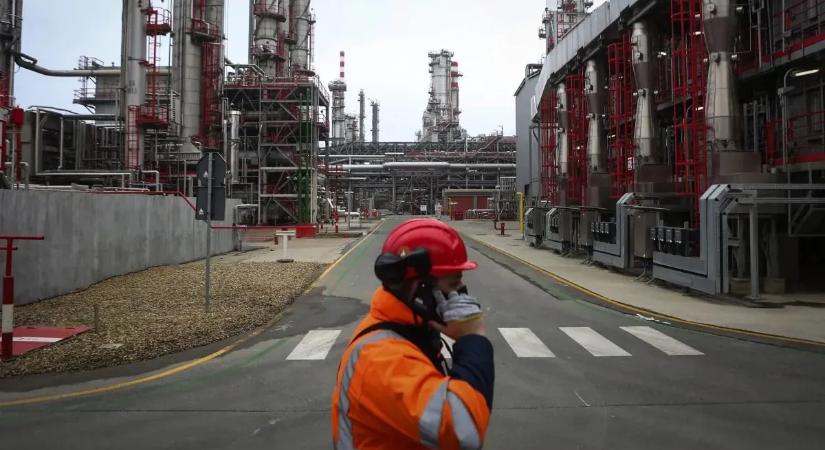 Gyorsítósávra kerül az új magyar-szerb kőolajvezeték építése