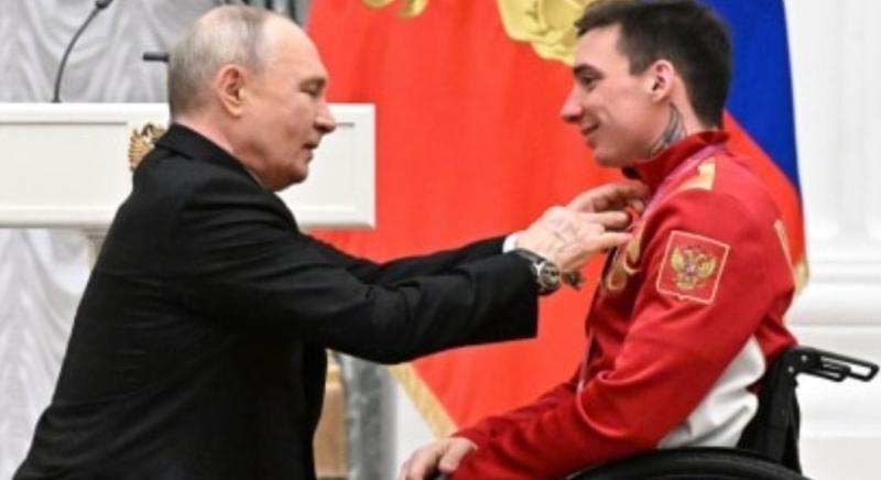 Putyin letérdelt: így még nem láthatta a világ