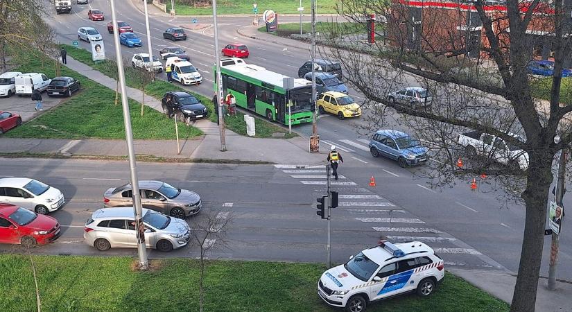 Őrült hetünk van: autóbusz és személyautó ütközött a forgalmas pécsi kereszteződésben