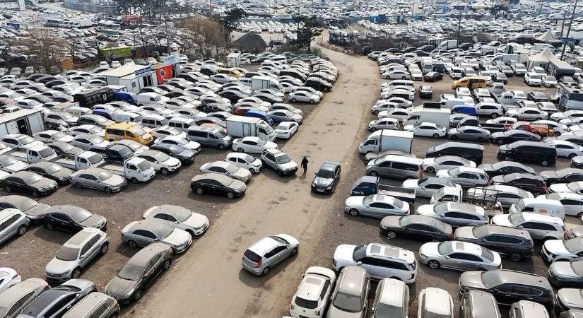 Bedőlhet a Lamborghinikre épülő kereskedelem, autók ragadtak a tengereken