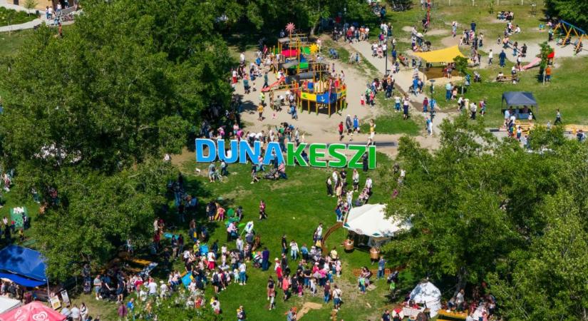 „Ha fizetne százmilliót, abból se tudnék új ujjat venni Bercinek” – éhségsztrájkba kezd a Parlament előtt a férfi, akinek kisfia súlyosan megsérült a dunakeszi majálison