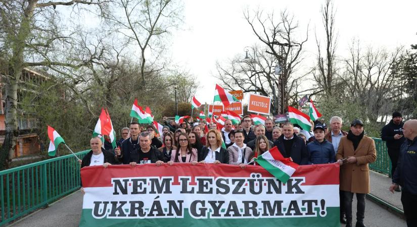 Esztergom kiállt Orbán Viktor és a béke mellett, rengetegen vannak az első percekben