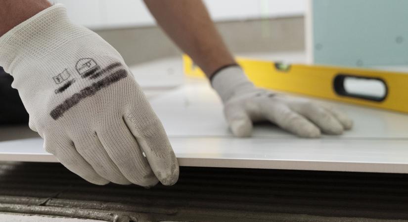 Burkolóra 60, kőművesre 59 napot kell várni