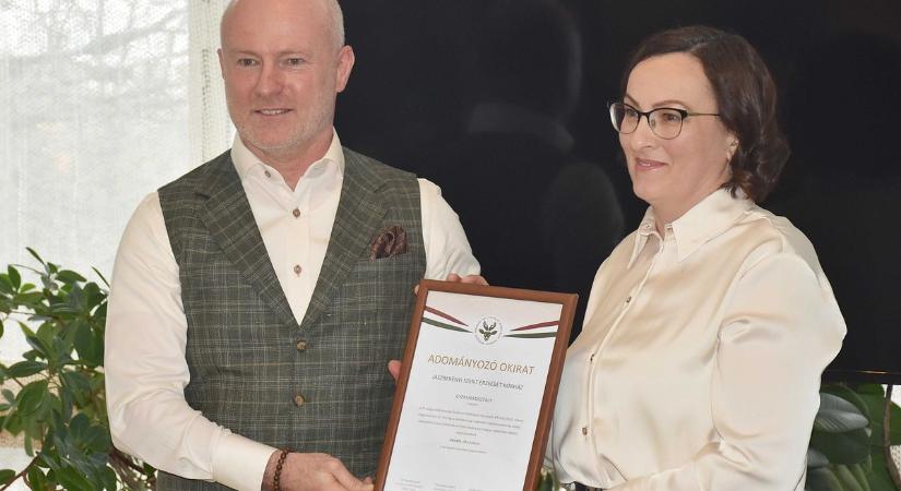 Vadászok adományából kapott új diagnosztikai eszközöket a jászberényi kórház gyermekosztálya – galériával